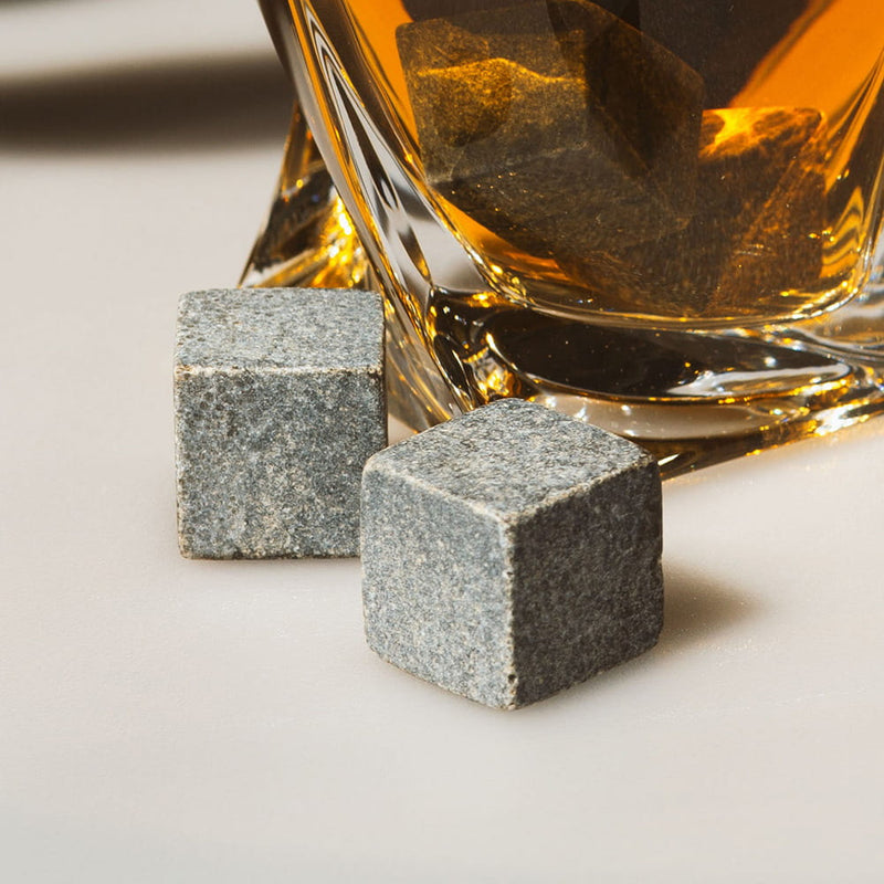 Laden Sie das Bild in Galerie -Viewer, Whisky Gläser Set mit Kühlsteinen Artikelbild 3