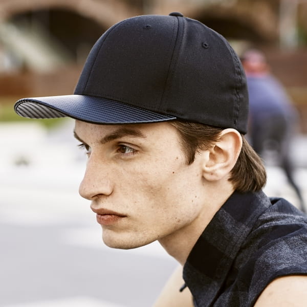 Laden Sie das Bild in Galerie -Viewer, Flexfit Cap "Carbon" Artikelbild 1