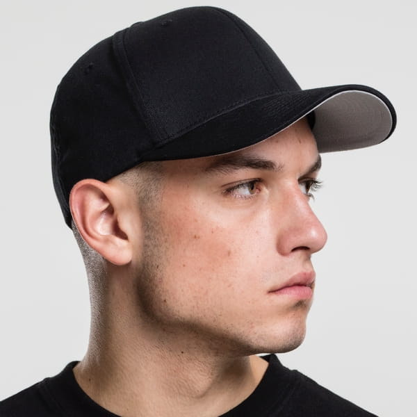 Laden Sie das Bild in Galerie -Viewer, Flexfit Cap "Black" Artikelbild 1