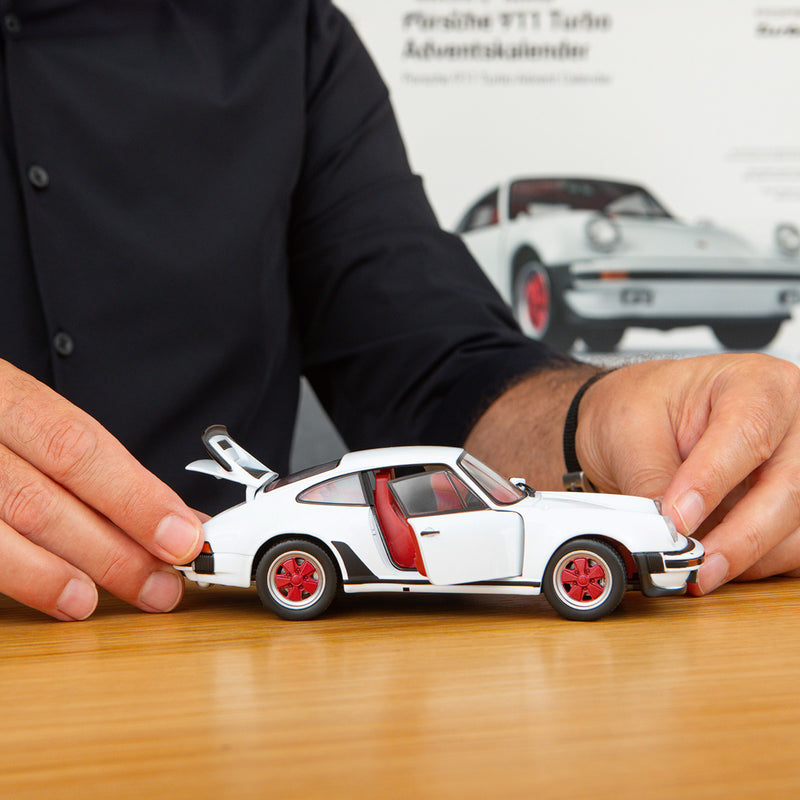 Laden Sie das Bild in Galerie -Viewer, Porsche 911 Turbo Adventskalender 1:24