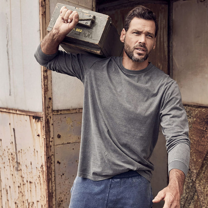 Laden Sie das Bild in Galerie -Viewer, Longsleeve von JP1880 Artikelbild 2