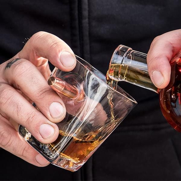 Laden Sie das Bild in Galerie -Viewer, Whiskeyglas "Schusswechsel" Artikelbild 4