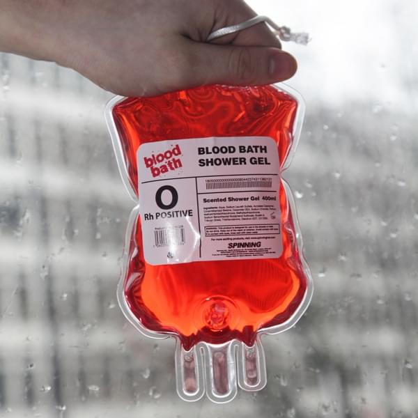 Laden Sie das Bild in Galerie -Viewer, Duschgel in Bluttransfusionsbeutel Artikelbild 3