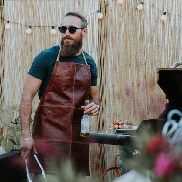 Laden Sie das Bild in Galerie -Viewer, Handgefertigte Grillschürze aus Büffelleder Artikelbild 1