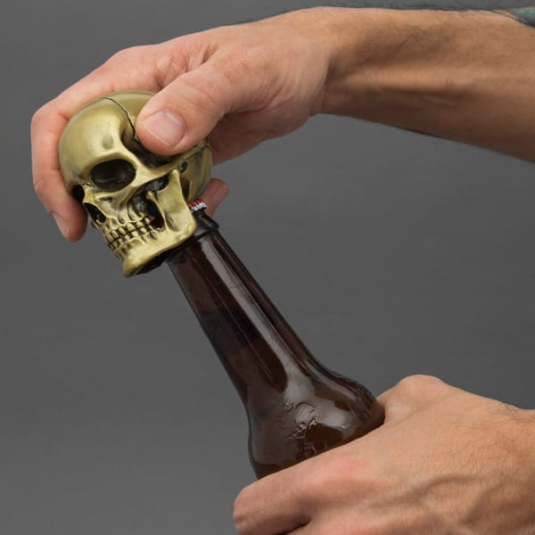 Laden Sie das Bild in Galerie -Viewer, Flaschenöffner "Totenkopf" Artikelbild 2
