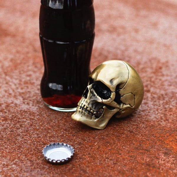 Laden Sie das Bild in Galerie -Viewer, Flaschenöffner "Totenkopf" Artikelbild 1