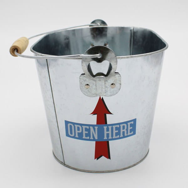 Laden Sie das Bild in Galerie -Viewer, Metalleimer Bierkühler mit Flaschenöffner Artikelbild 2