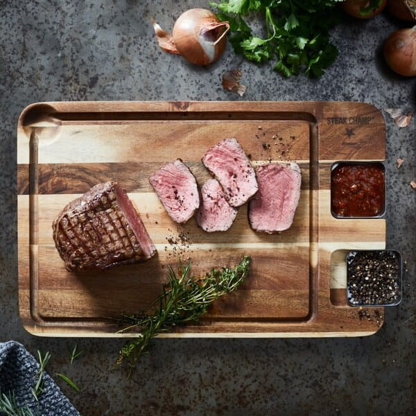 Laden Sie das Bild in Galerie -Viewer, Steakbrett aus Akazienholz mit Edelstahl Sauciere Artikelbild 5