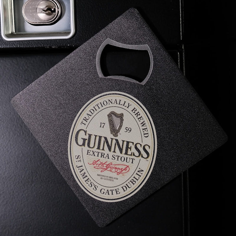 Laden Sie das Bild in Galerie -Viewer, Guinness Magnetischer Flaschenöffner "Guinness Label" Artikelbild 2