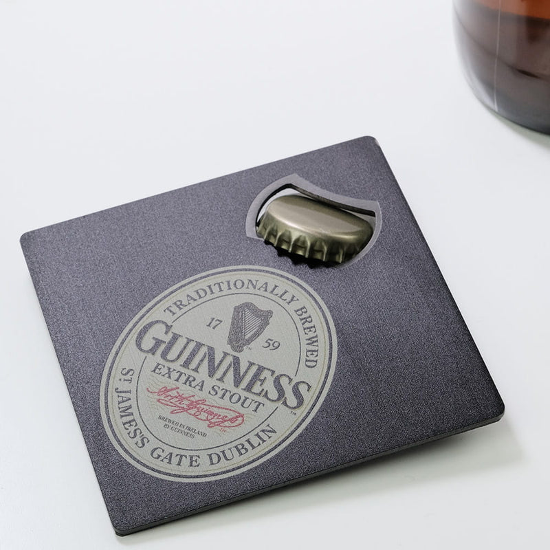 Laden Sie das Bild in Galerie -Viewer, Guinness Magnetischer Flaschenöffner "Guinness Label" Artikelbild 1