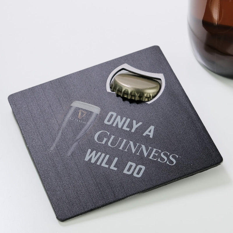 Laden Sie das Bild in Galerie -Viewer, Guinness Magnetischer Flaschenöffner &quot;Only a Guinness will do&quot; Artikelbild 1
