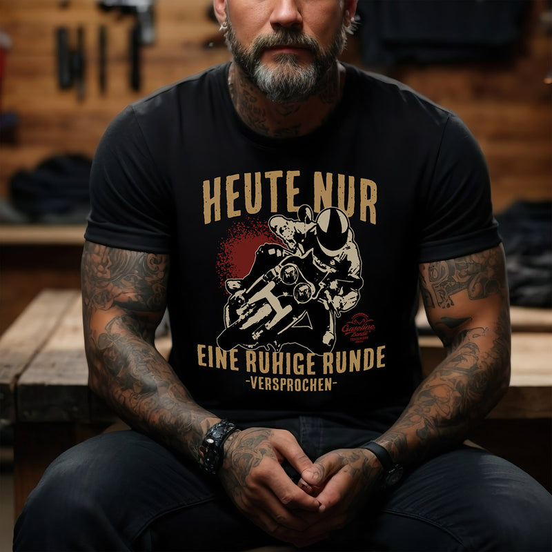 Laden Sie das Bild in Galerie -Viewer, T-Shirt &quot;Ruhige Runde&quot; von Gasoline Bandit
