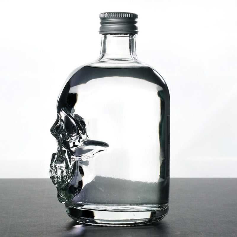 Laden Sie das Bild in Galerie -Viewer, Dead Head Vodka in Totenkopfflasche Artikelbild 4
