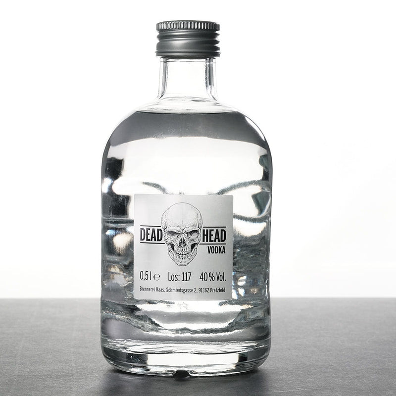 Laden Sie das Bild in Galerie -Viewer, Dead Head Vodka in Totenkopfflasche Artikelbild 2