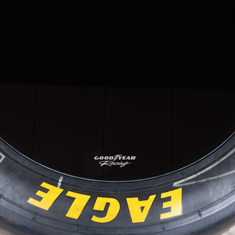 Laden Sie das Bild in Galerie -Viewer, Goodyear Eagle Reifentisch "Le Castellet" - schwarz