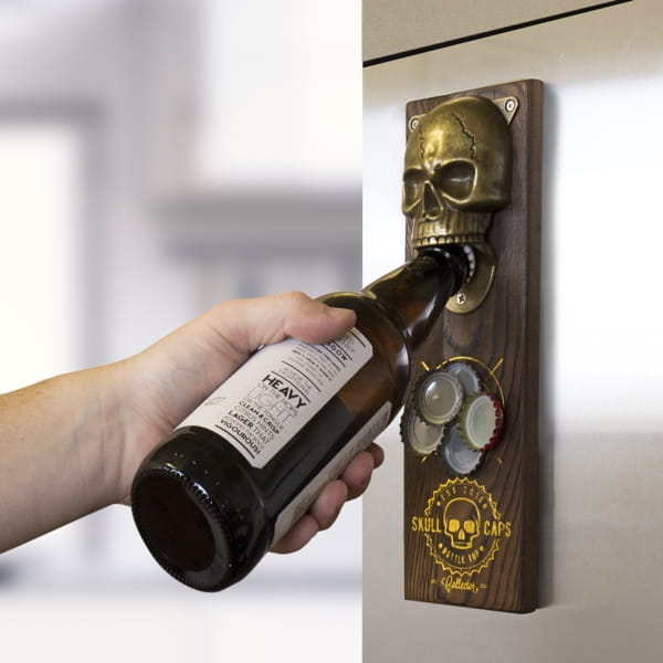 Laden Sie das Bild in Galerie -Viewer, Magnetischer Flaschenöffner "Skull" Artikelbild 1