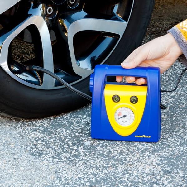 Laden Sie das Bild in Galerie -Viewer, 12V Mini-Luftkompressor von Goodyear Artikelbild 1
