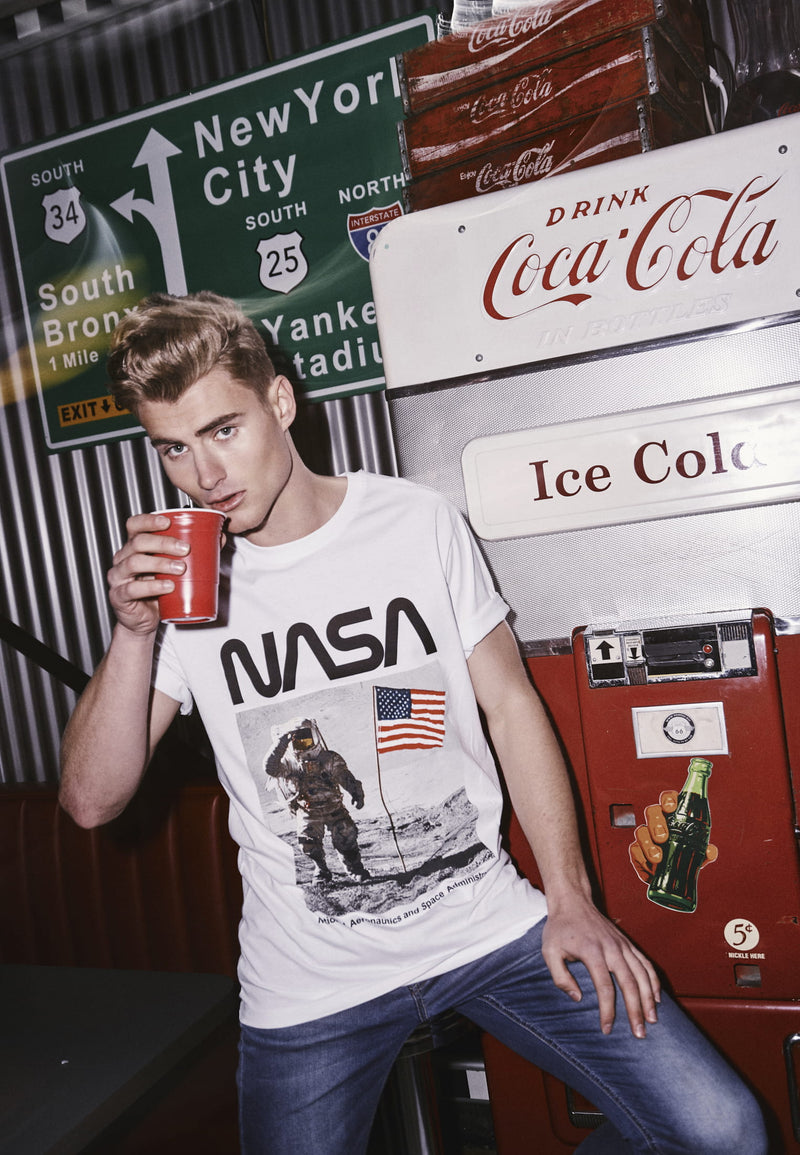 Laden Sie das Bild in Galerie -Viewer, NASA T-Shirt "Moon" Artikelbild 2