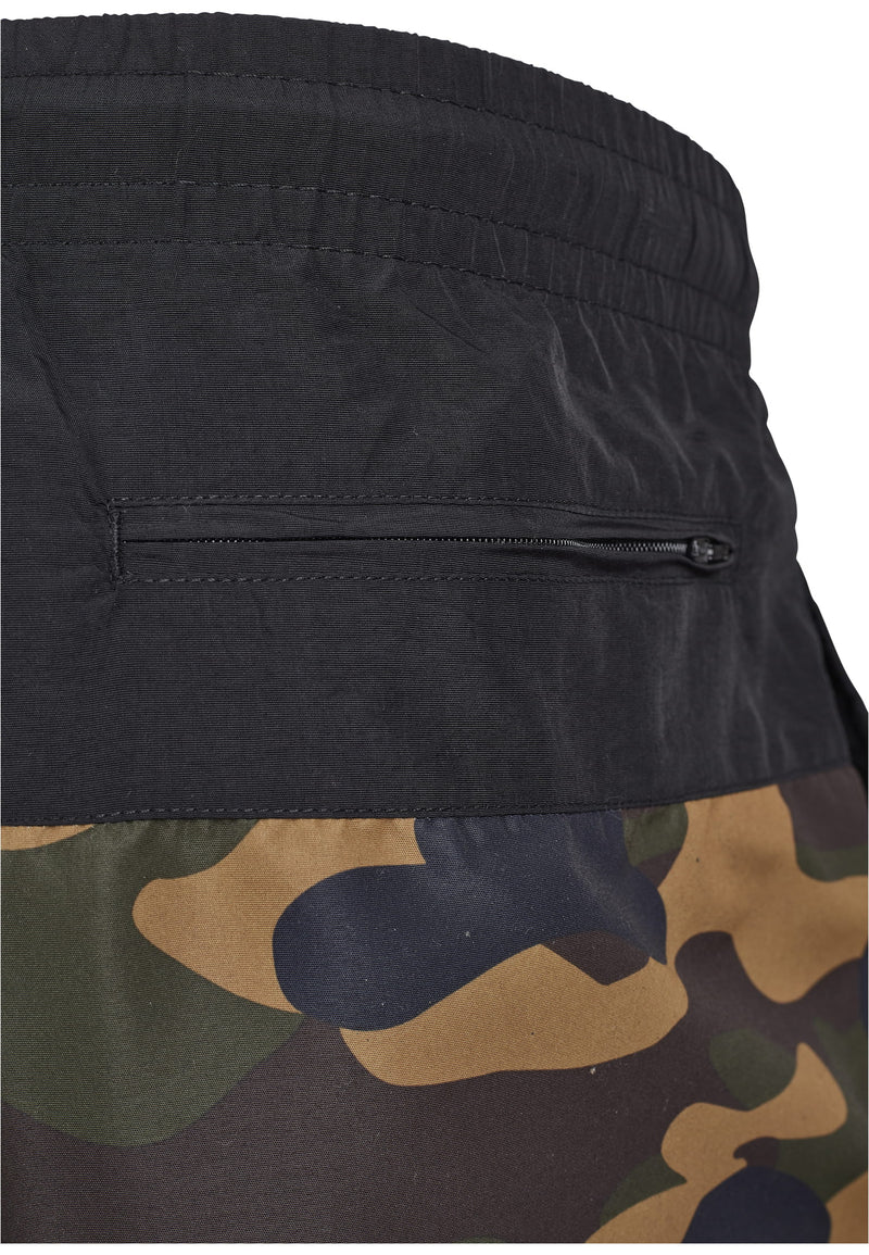 Laden Sie das Bild in Galerie -Viewer, Camo Badeshorts von Urban Classics Artikelbild 7
