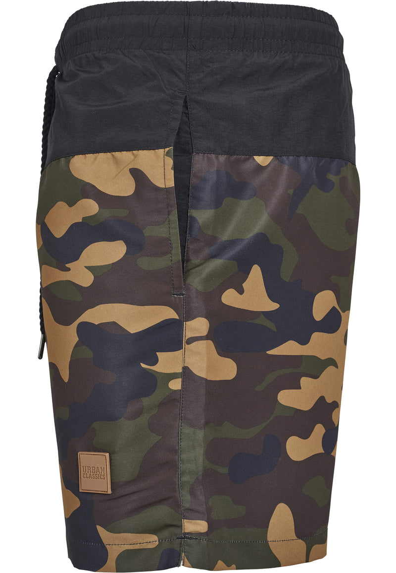 Laden Sie das Bild in Galerie -Viewer, Camo Badeshorts von Urban Classics Artikelbild 6
