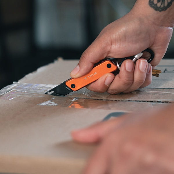 Laden Sie das Bild in Galerie -Viewer, Schlüsselanhänger "Modern Orange Knife" Artikelbild 2