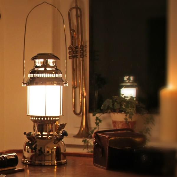 Laden Sie das Bild in Galerie -Viewer, Petromax HK500 Elektro-Tischlampe verchromt Artikelbild 3