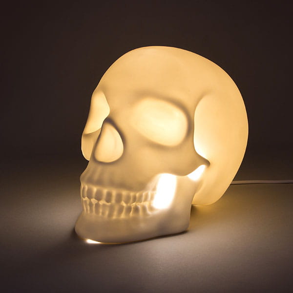 Laden Sie das Bild in Galerie -Viewer, Lampe &quot;Totenkopf&quot; Artikelbild 1
