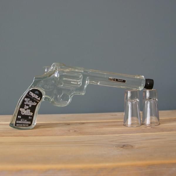 Laden Sie das Bild in Galerie -Viewer, Weißer Tequila in Pistolenflasche inkl. 2 Shotgläser Artikelbild 1