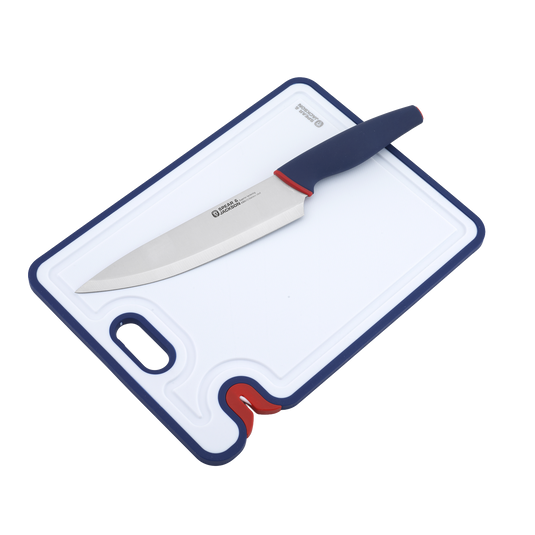 Schneidebrett mit Messerschärfer und Chef´s Messer