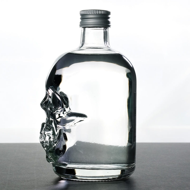 Laden Sie das Bild in Galerie -Viewer, Dead Head Vodka in Totenkopfflasche Artikelbild 4
