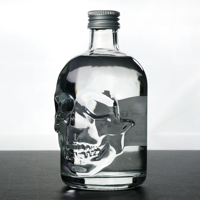 Laden Sie das Bild in Galerie -Viewer, Dead Head Vodka in Totenkopfflasche Artikelbild 3
