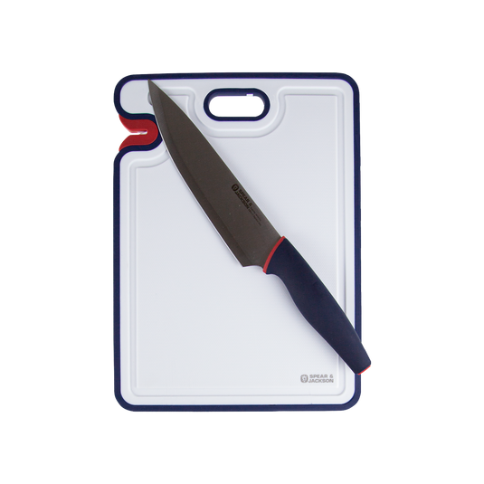 Schneidebrett mit Messerschärfer und Chef´s Messer